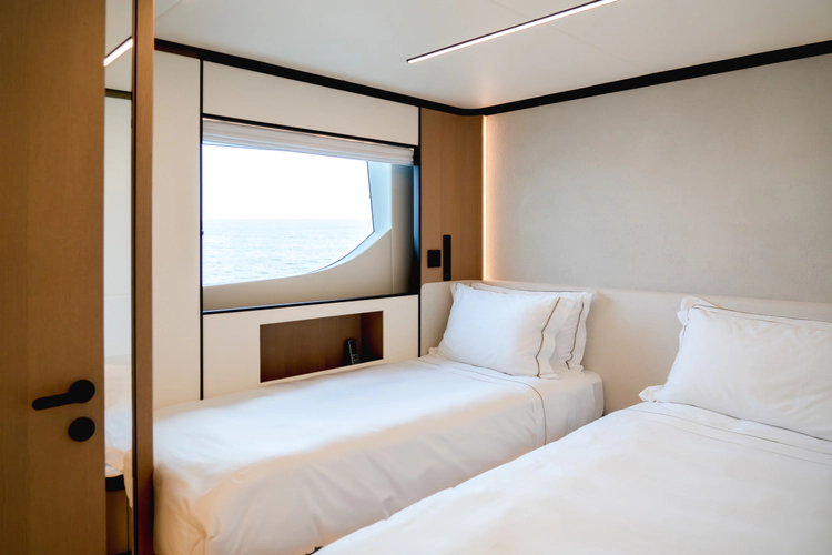 Majesty 112 Yacht Photos Pics 