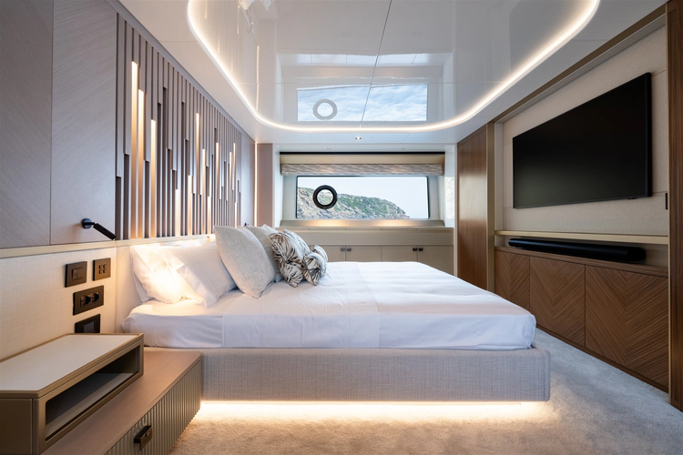 82 Ocean Enclosed Yacht Photos Pics 