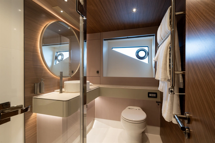 82 Ocean Enclosed Yacht Photos Pics 