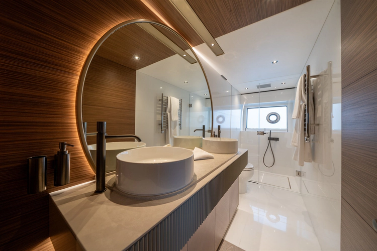 82 Ocean Enclosed Yacht Photos Pics 