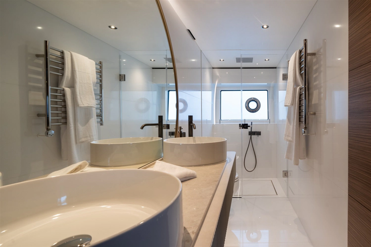 82 Ocean Enclosed Yacht Photos Pics 