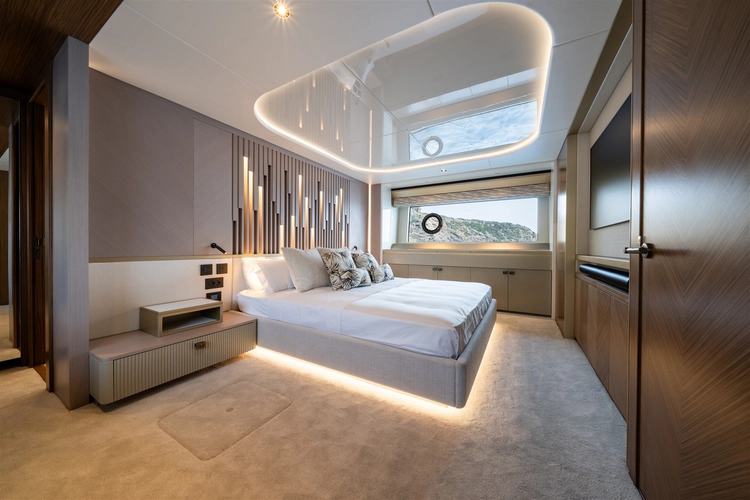 82 Ocean Enclosed Yacht Photos Pics 