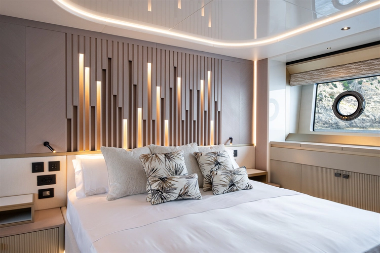 82 Ocean Enclosed Yacht Photos Pics 