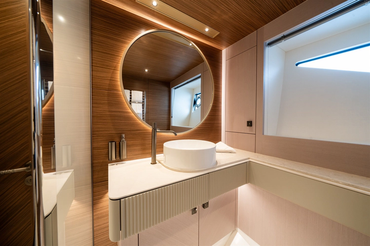 82 Ocean Enclosed Yacht Photos Pics 