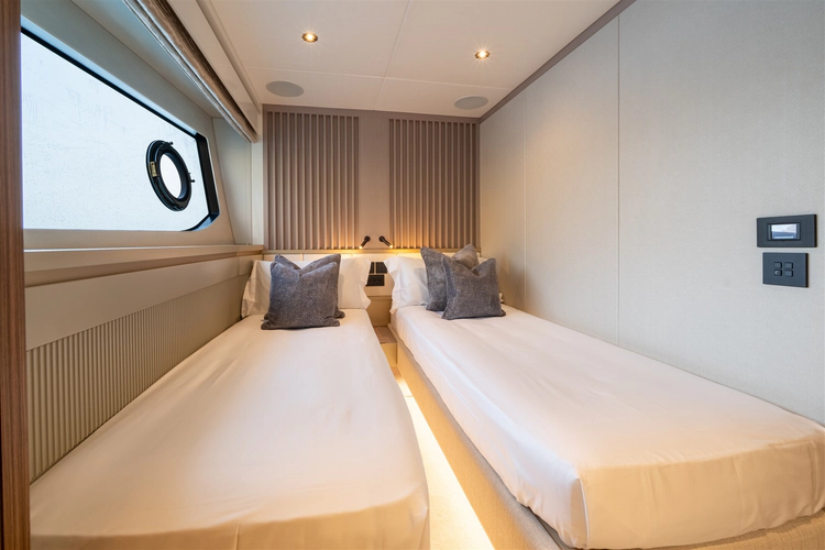 82 Ocean Enclosed Yacht Photos Pics 