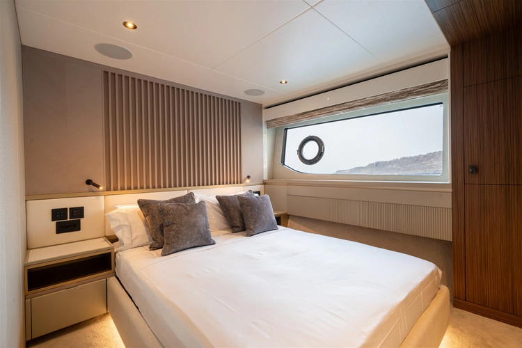 82 Ocean Enclosed Yacht Photos Pics 