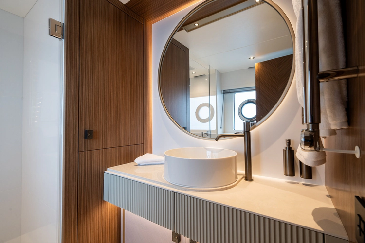 82 Ocean Enclosed Yacht Photos Pics 