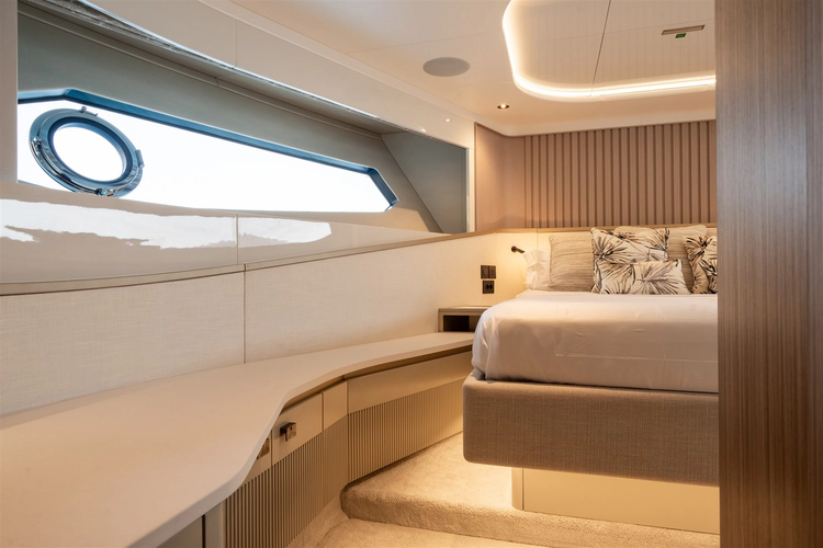 82 Ocean Enclosed Yacht Photos Pics 