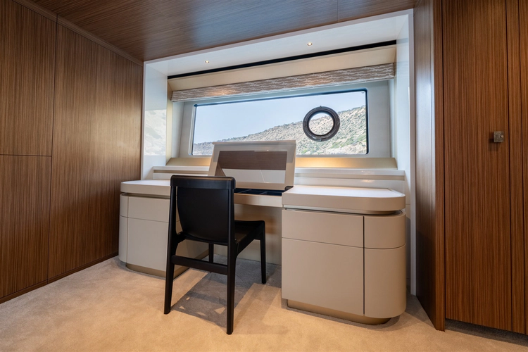 82 Ocean Enclosed Yacht Photos Pics 