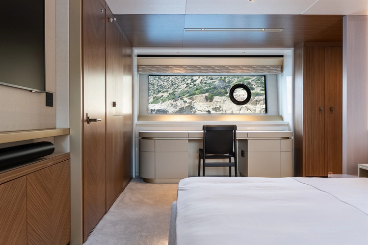 82 Ocean Enclosed Yacht Photos Pics 