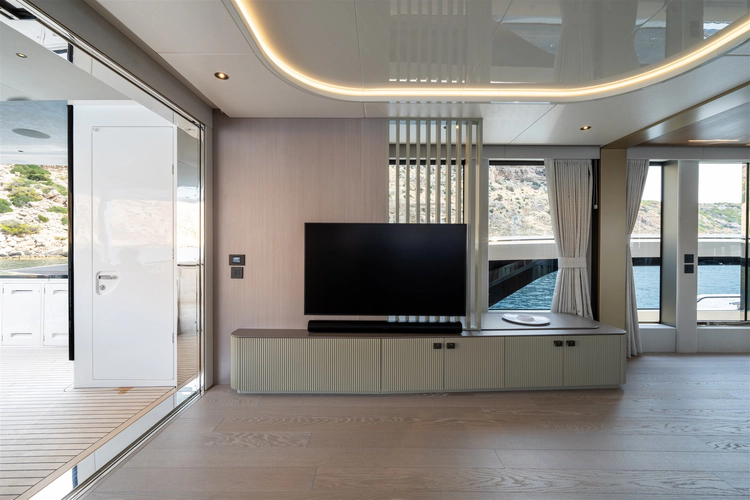 82 Ocean Enclosed Yacht Photos Pics 