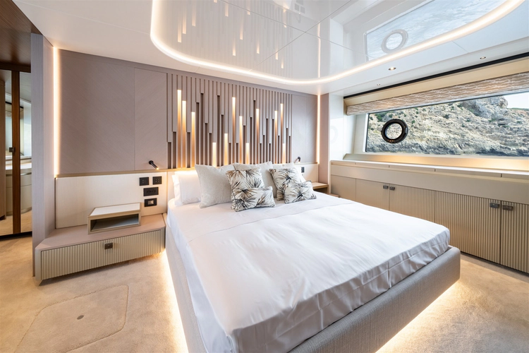 82 Ocean Enclosed Yacht Photos Pics 