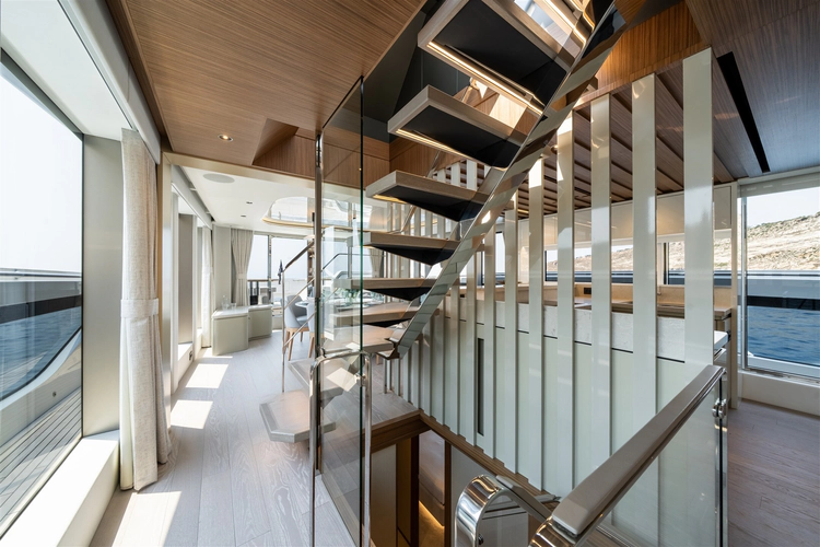 82 Ocean Enclosed Yacht Photos Pics 