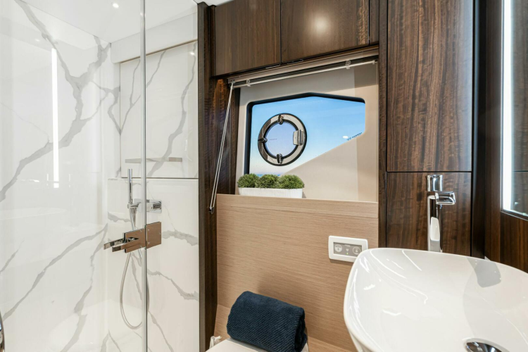 Manhattan 55 Yacht Photos Pics 