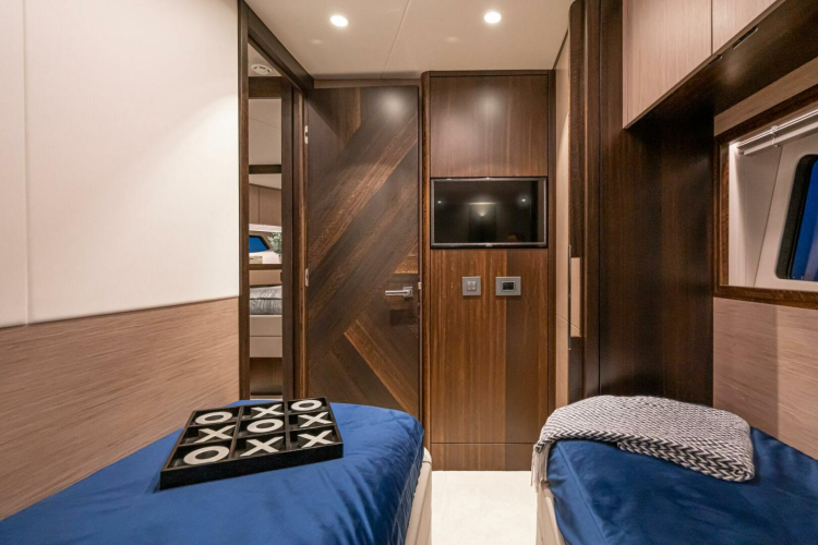 Manhattan 55 Yacht Photos Pics 