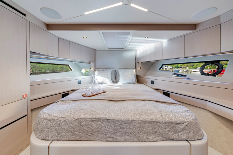 Manhattan 55 Yacht Photos Pics 