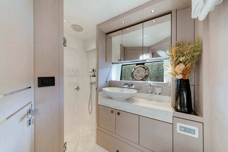 Manhattan 55 Yacht Photos Pics 