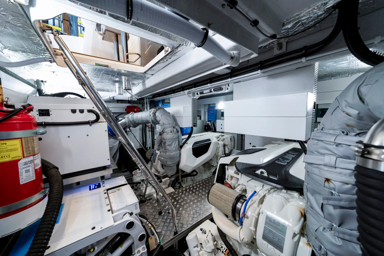 Manhattan 55 Yacht Photos Pics 