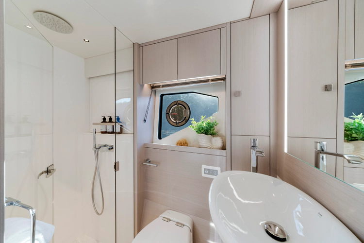 Manhattan 55 Yacht Photos Pics 