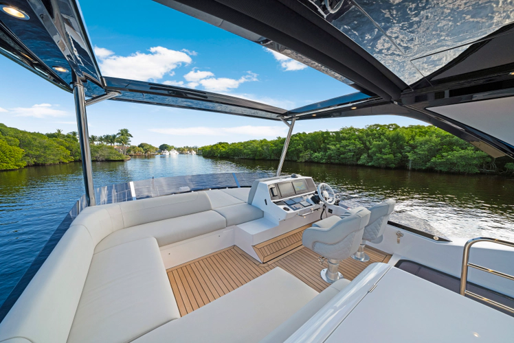 Manhattan 55 Yacht Photos Pics 