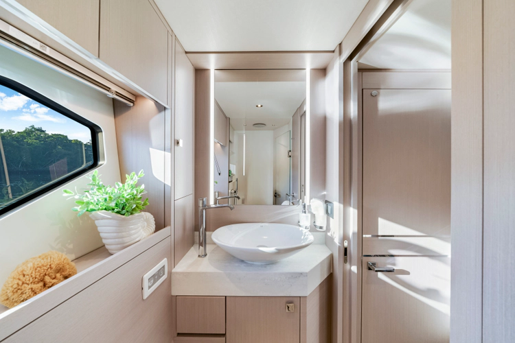 Manhattan 55 Yacht Photos Pics 