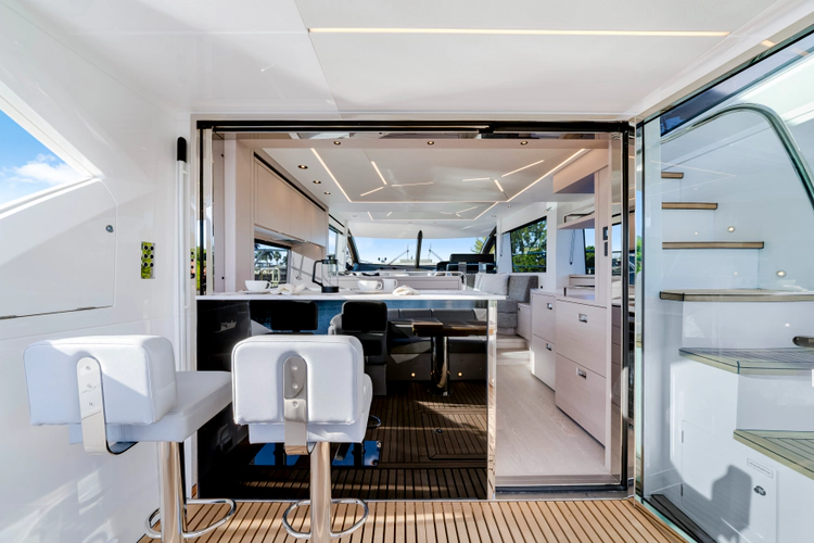 Manhattan 55 Yacht Photos Pics 