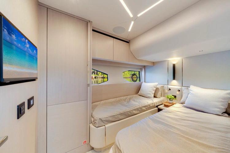 Manhattan 55 Yacht Photos Pics 