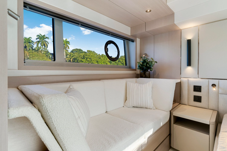 Manhattan 55 Yacht Photos Pics 