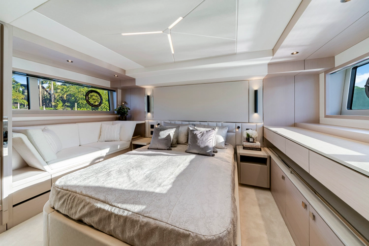 Manhattan 55 Yacht Photos Pics 