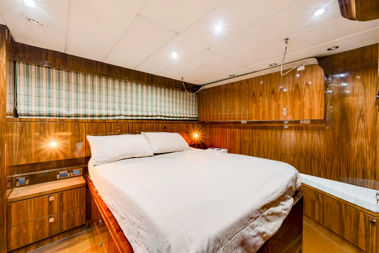 Mesmerize Yacht Photos Pics 