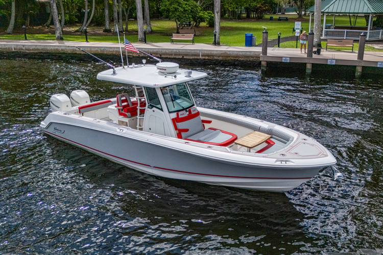 Dare To Dream'S Sidechick 33' Boston Whaler 2018