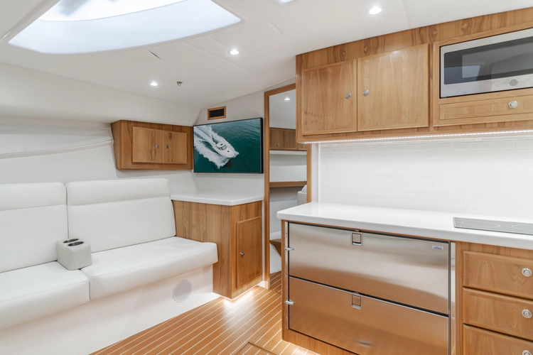 Commodore Two Yacht Photos Pics 