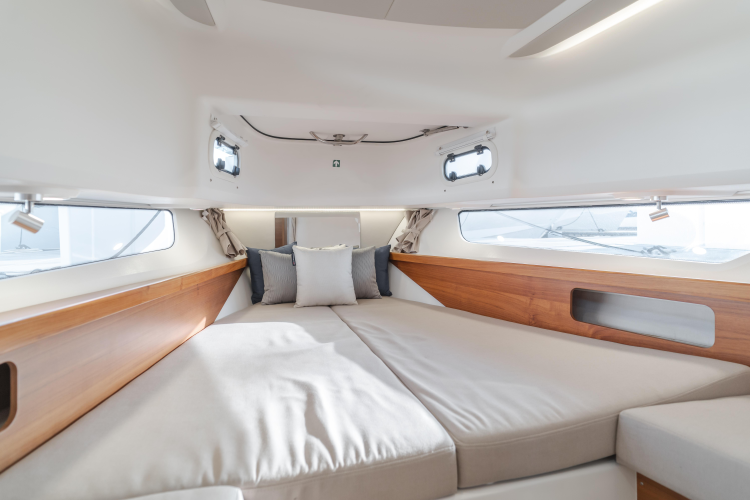 Intrepid Yacht Photos Pics 