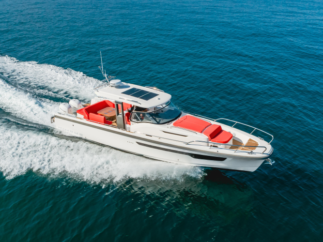 Intrepid Yacht Photos Pics 