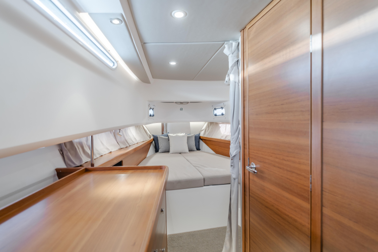 Intrepid Yacht Photos Pics 