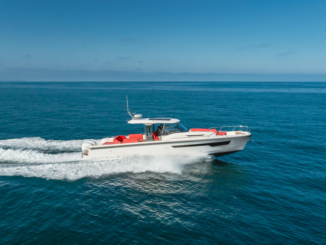 Intrepid Yacht Photos Pics 