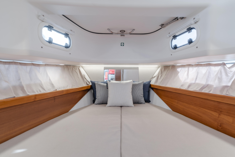 Intrepid Yacht Photos Pics 