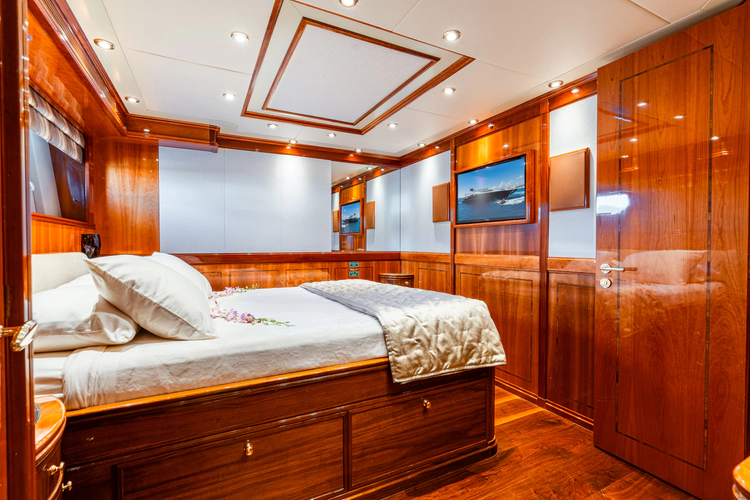 Temptation Yacht Photos Pics 
