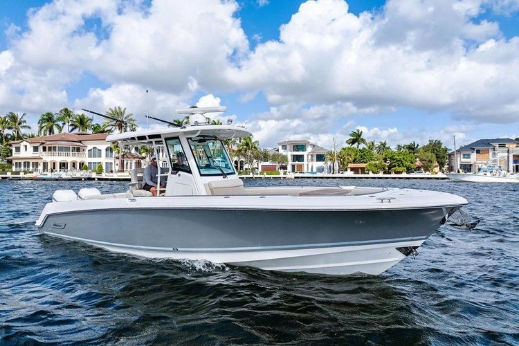 33' Boston Whaler 2018