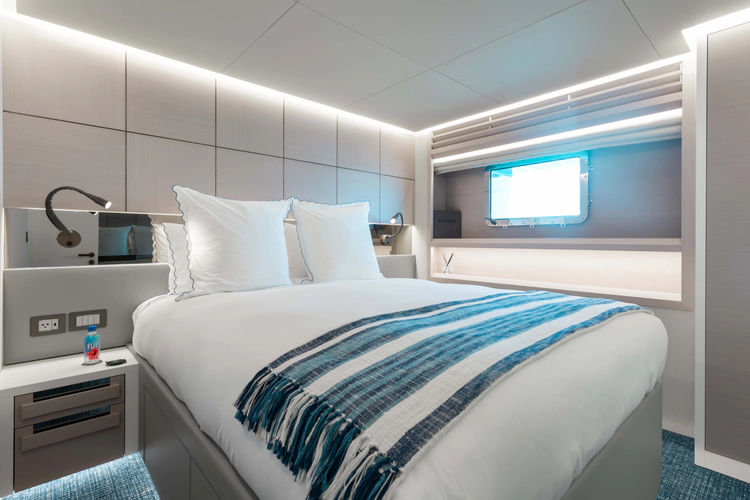 Amore Yacht Photos Pics 
