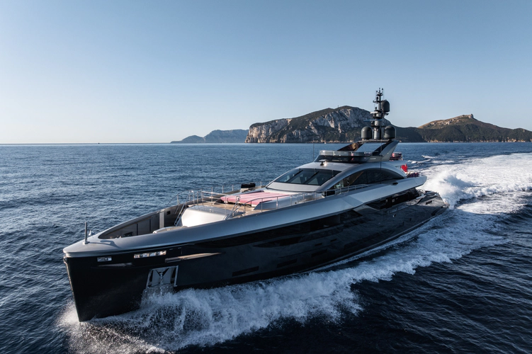 Flying Dagger III Yacht Photos Pics 