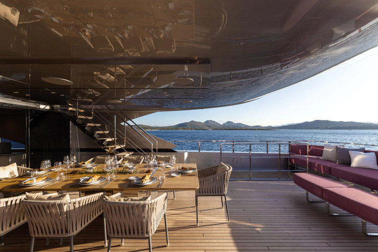 Flying Dagger III Yacht Photos Pics 