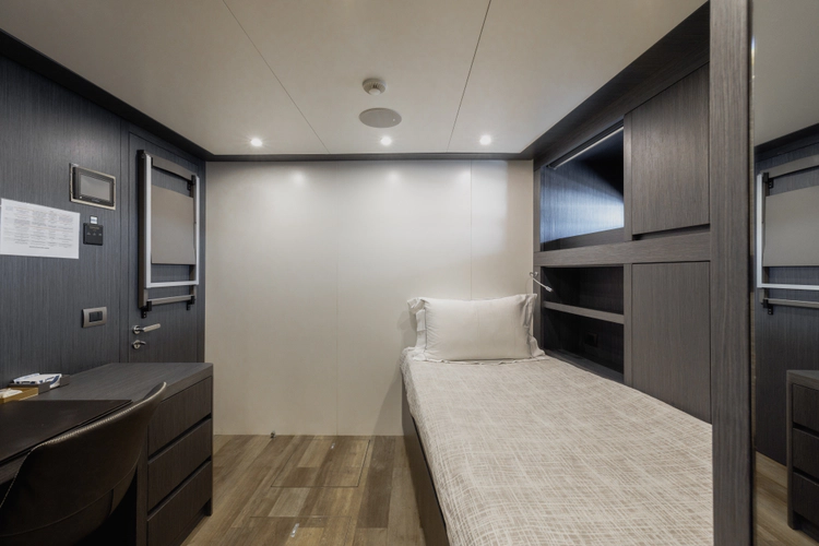 Flying Dagger III Yacht Photos Pics 
