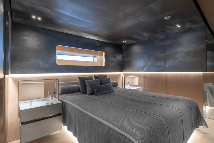 Flying Dagger III Yacht Photos Pics 