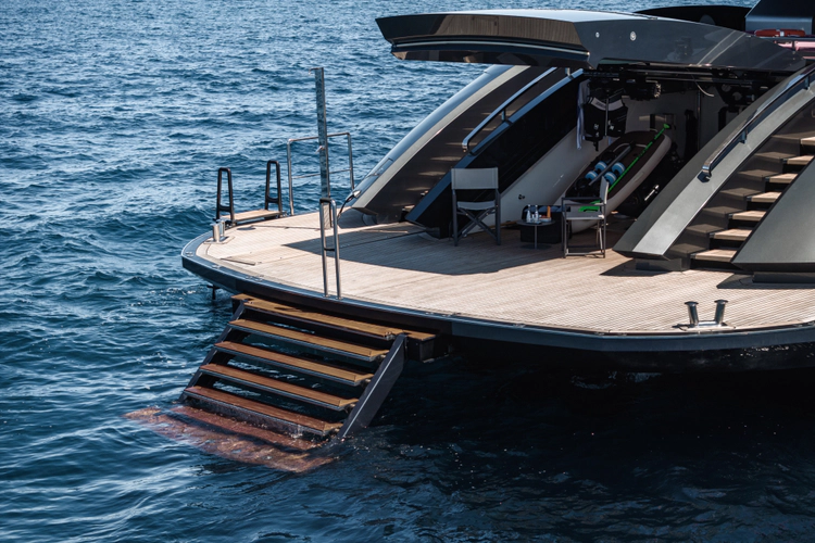 Flying Dagger III Yacht Photos Pics 
