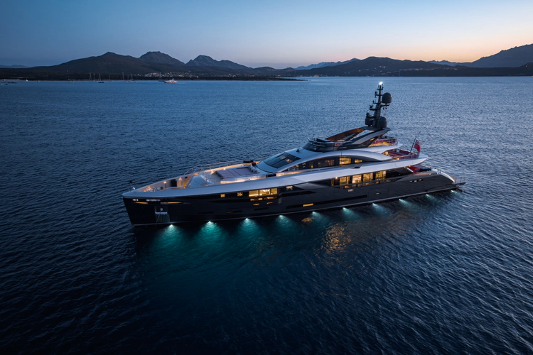 Flying Dagger III Yacht Photos Pics 