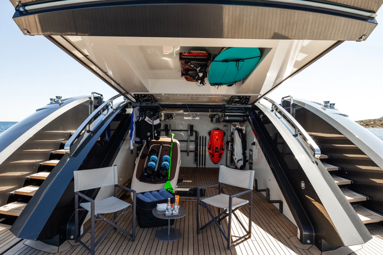 Flying Dagger III Yacht Photos Pics 
