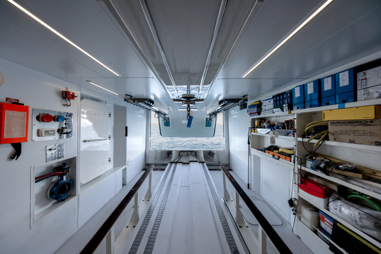 Flying Dagger III Yacht Photos Pics 