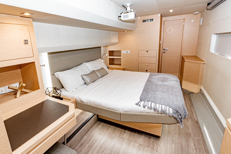 Libert'e Yacht Photos Pics 