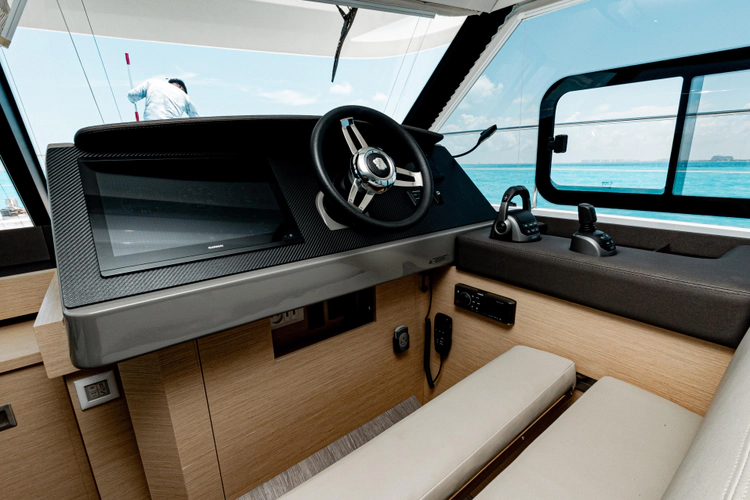 Libert'e Yacht Photos Pics 